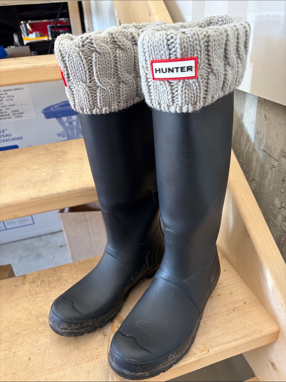 Hunter Black original tall boot with Gray Knit Cuffs size 8